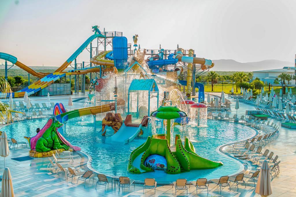 Top 10+1 Family-Friendly Hotels with EPIC Waterslides for&nbsp;Kids!